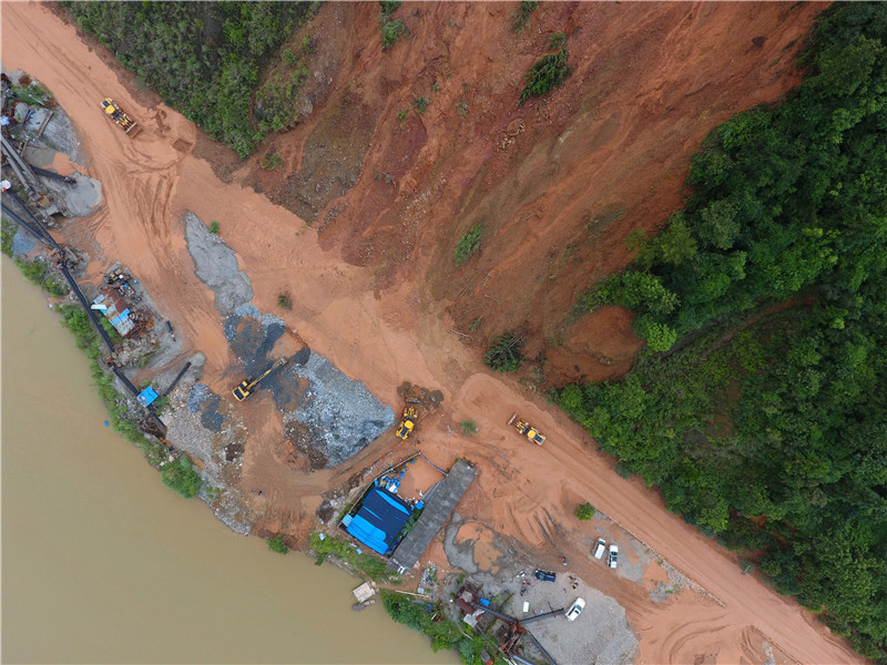 7月13日，工程機械在廣西三江侗族自治縣境內的321國道搶修塌方中斷的道路。
