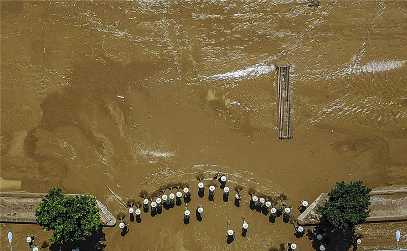 7月7日，武警官兵在長沙橘子洲景區內清淤。