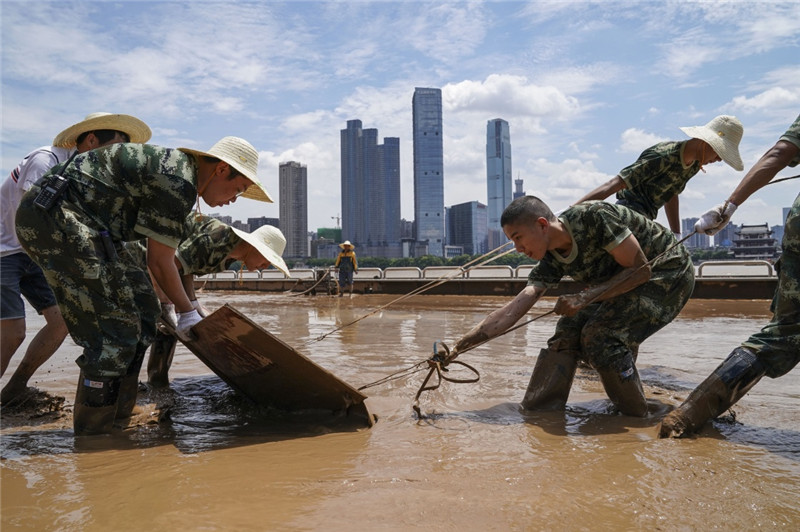 7月7日，武警官兵和工作人員在長沙橘子洲景區內清淤。