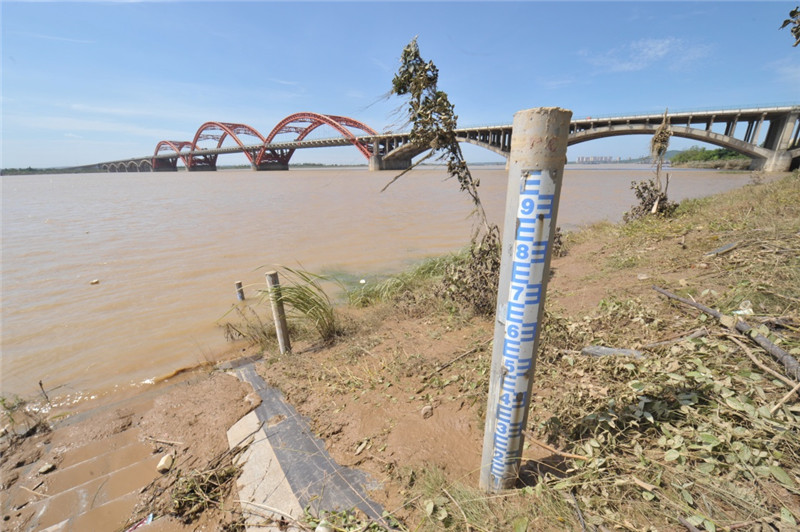 洪峰過境后的長沙黑石鋪大橋附近湘江沿岸一處水位標桿（7月7日攝）。