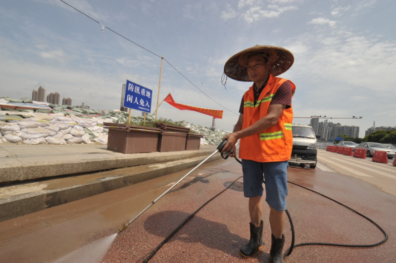據長沙市水文站監測數據顯示，受天氣轉好等因素影響，截至7月6日14時22分，長沙湘江水位37.32米，已退至38.37米的保證水位（堤防工程所能保證安全運行的水位）以下，但仍高于警戒水位（江、河、湖泊水位上漲到河段內可能發生險情的水位）1.32米。目前，長沙市在城區湘江沿岸繼續保持超標準洪水的應對機制和措施，做到堤防巡查防守和搶險人員不撤、設備不撤、力度不減，確保堤防安全。