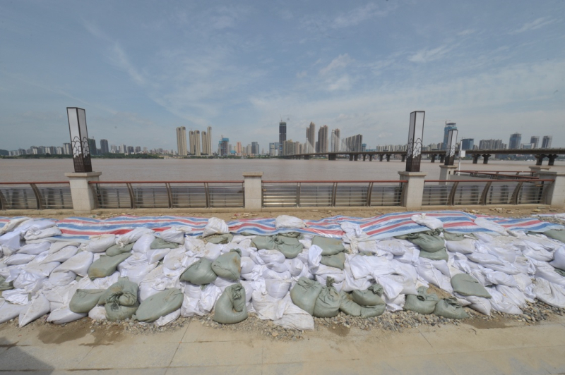 據長沙市水文站監測數據顯示，受天氣轉好等因素影響，截至7月6日14時22分，長沙湘江水位37.32米，已退至38.37米的保證水位（堤防工程所能保證安全運行的水位）以下，但仍高于警戒水位（江、河、湖泊水位上漲到河段內可能發生險情的水位）1.32米。目前，長沙市在城區湘江沿岸繼續保持超標準洪水的應對機制和措施，做到堤防巡查防守和搶險人員不撤、設備不撤、力度不減，確保堤防安全。