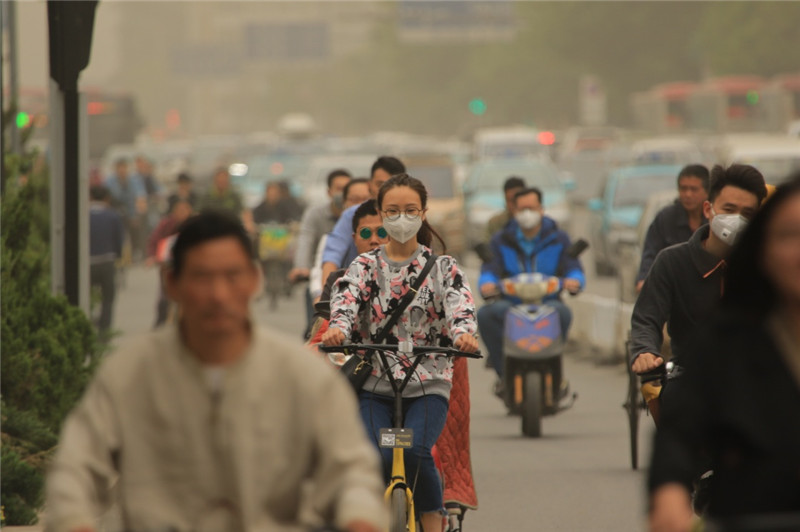 5月5日，市民在天津街頭騎車出行。