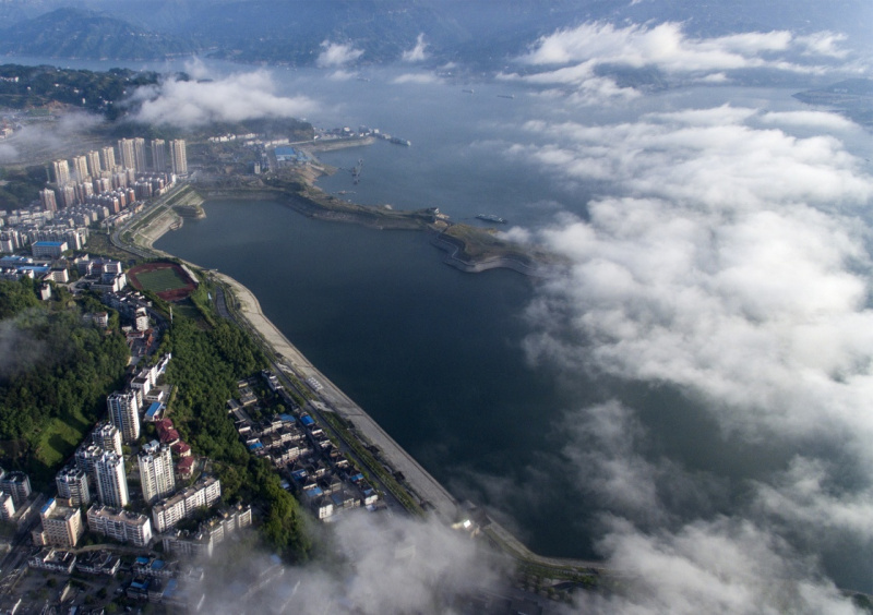 中國長江三峽集團公司發布的水情信息顯示，5月3日三峽水庫壩上水位已消落至160米以內，釋放了約六成防洪庫容，這是今年首次降至160米范圍內，與去年相比晚了2天。