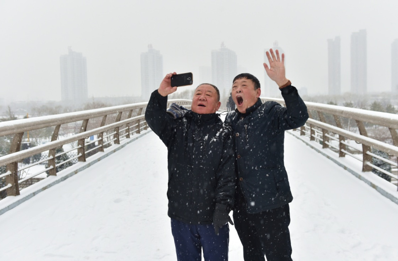 2月21日，兩位太原市民在大雪中自拍。