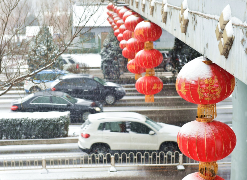 2月21日，大雪飄落在太原市濱河東路路邊的燈籠上。