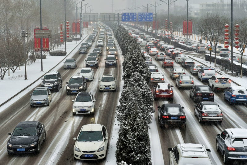 圖為雪中的太原市濱河東路（2月21日攝）。