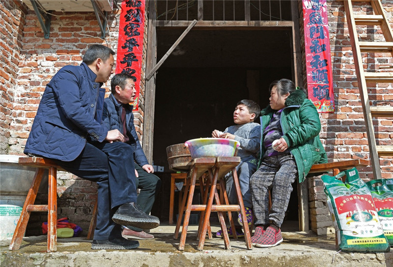 江西鄱陽縣古縣渡鎮的干部走訪慰問張家坽村的受災困難家庭（1月24日攝）。