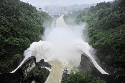 6月25日，湖北省宣恩縣龍洞水庫錯峰泄洪，減小水庫洪水對貢水河河道排洪的壓力。連日來，湖北省恩施土家族苗族自治州出現大范圍強降水過程，局部地區出現大暴雨和特大暴雨。當地于6月24日12時啟動防汛Ⅳ級應急響應，加強防汛值班、汛情監測、調度減災等，全力做好應對工作。新華社發（李以國 攝）
