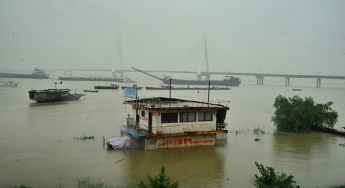 這是岳陽洞庭湖大橋附近水域（7月4日攝）。7月4日，受持續強降雨和上游來水影響，洞庭湖城陵磯水位全面超警戒。據湖南省水利廳信息中心監測數據顯示，截至7月4日14時，洞庭湖城陵磯水位已上漲至33.06米，超過32.5米的警戒水位。當地有關部門正嚴密監控水位的變化，確保湖區防汛安全。