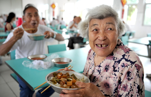 7月12日，81歲的安徽省肥西縣上派鎮中派村韓院組村民鄒義珍和丈夫在安置點午餐。新華社記者 陶明 攝