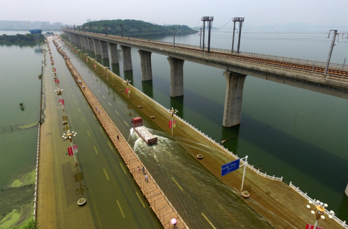 搭建在武漢湯遜湖漬水橋梁上的臨時棧橋（7月12日）。新華社記者 程敏 攝