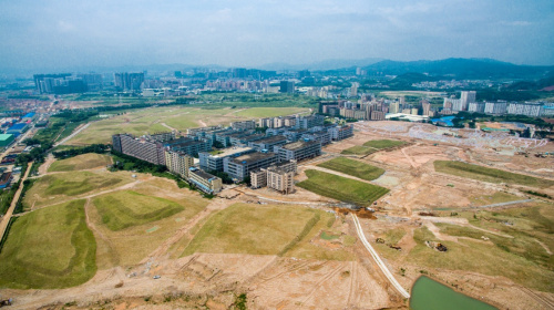 深圳光明新區渣土受納場“12·20”特別重大滑坡事故事發地（6月16日攝）。國務院近日批復了廣東深圳光明新區渣土受納場“12·20”特別重大滑坡事故調查報告。國務院調查組認定，這起事故是一起特別重大生產安全責任事故。2015年12月20日，位于深圳市光明新區的紅坳渣土受納場發生滑坡事故，造成73人死亡，4人下落不明，17人受傷（重傷3人，輕傷14人），33棟建筑物（廠房24棟、宿舍樓3棟，私宅6棟）被損毀、掩埋，90家企業生產受影響，涉及員工4630人。事故造成直接經濟損失為8.81億元。新華社記者 毛思倩 攝