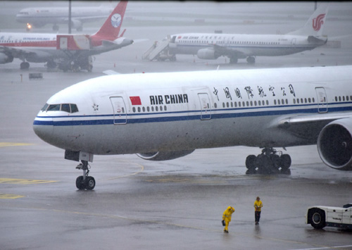 7月20日，客機停在北京首都機場停機坪。當日，北京首都機場全天計劃保障航班1715架次，截至12時，已實際執行航班599架次，受本場及外站天氣等綜合原因影響已取消航班169架次，主要涉及昆明、上海、武漢、深圳、大連等地。