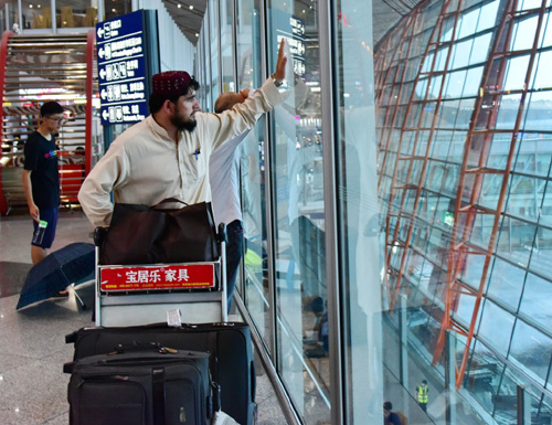 7月20日，旅客在北京首都機場候機。