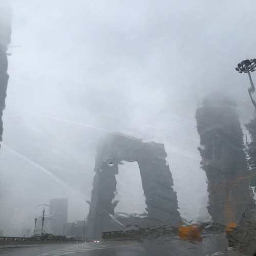這是透過車窗拍攝的北京東三環附近雨景（7月20日攝）。