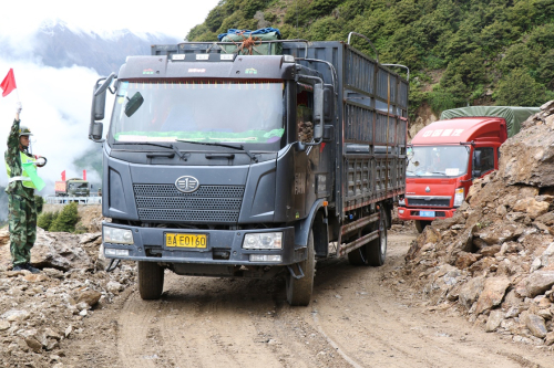 7月27日，川藏公路覺巴山段塌方路段恢復通車。當日12時，經武警交通二支隊官兵奮力搶修，因降雨中斷的川藏線覺巴山段恢復通車。受藏東持續強降雨影響，連日來川藏公路多處相繼發生泥石流、塌方、路基坍塌等災害，川藏線昌都境內海通溝段、覺巴山段交通中斷。新華社發（陸文凱 攝）