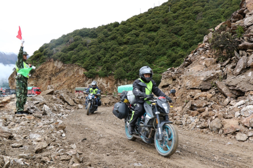 7月27日，川藏公路覺巴山段塌方路段恢復通車。新華社發（陸文凱 攝）