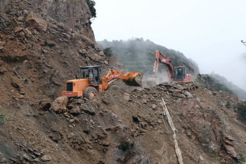 7月27日，武警交通二支隊官兵在川藏公路覺巴山段塌方路段搶通道路。新華社發（陸文凱 攝）