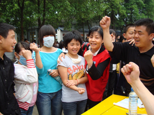 董惠娟（左五）在2008年汶川地震時對受災孩子進行心理疏導。新華社發
