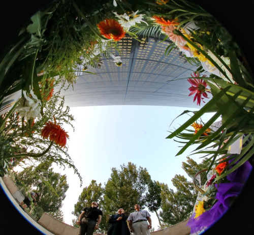 7月27日，董惠娟（中）攜家人到唐山大地震罹難者紀念墻悼念遇難親人。新華社記者 楊世堯 攝