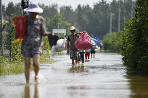 7月28日，一些當地村民返回家中搶運出了一些所需物資。新華社記者 陳曄華 攝