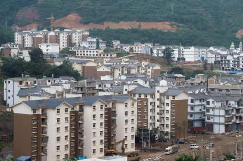 這是魯甸縣龍頭山鎮灰街子安置點（8月2日攝）。記者從云南省住房和城鄉建設廳獲悉，截至今年7月底，魯甸地震災區除民房外的2243個城鄉基礎設施、公共服務、特色產業等其他恢復重建項目大部分已經啟動建設，其中已完工和在建的接近八成。新華社記者 胡超 攝