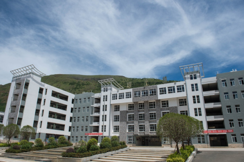 這是魯甸縣龍頭山鎮龍泉中學（8月1日攝）。新華社記者 胡超 攝