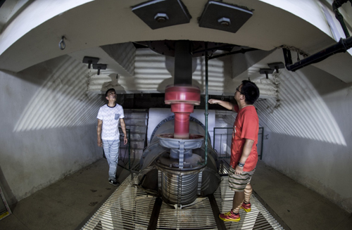 8月17日，武漢湯遜湖泵站管理處的工作人員在機組內部進行檢查。湯遜湖泵站是湖北武漢市城區重點水利工程，是湯遜湖水系10多個湖泊積水抽排至長江的主要出口，承擔武昌、洪山、江夏、東湖高新四個城區的降雨和生活排水任務。今年7月，武漢遭遇數輪超強暴雨，多個湖泊的調蓄能力陸續達到極限，城區大面積漬水。湯遜湖泵站啟動15臺機組，不間斷滿負荷運行25天，排水3.26億立方米，有效地應對了武漢城區漬水問題。