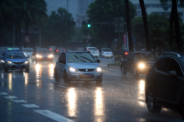 8月18日，汽車在?？跒I海大道上行駛。當日，受第8號臺風影響，海南島大部分地區持續大暴雨，局部地區出現特大暴雨。新華社記者 楊冠宇 攝