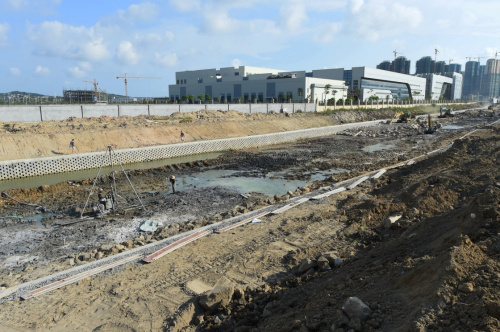 這是正在建設中的平潭綜合實驗區金井灣排洪渠建設工地（7月30日攝）。建成后，城區積水流入排洪渠后如水超過警戒水位，就開閘將水排入大海。近年來，全國不少城市 “逢雨必澇”，暴露了城市在規劃、建設方面的短板。如何防治“城市內澇”、減少災害損失，成為城市建設的突出問題，也引起國家有關部門的高度重視。記者在福建福州、廈門等地采訪時了解到，以往這些城市，由于地理地勢、內河堵塞、排水系統落后等原因，時常在臺風等極端天氣來臨時發生內澇，對群眾生產生活產生較大影響。為了改變這一狀況，今年來，福建不少城市從排水防澇系統升級、地下綜合管廊建設等方面入手，在城市的“里子”上下功夫，在城市防澇上不斷探索。拒絕“城市看?！?，盡管防澇之路還很漫長，但令人期待的是，一場“看不見的戰斗”已經在城市地下“打響”。新華社記者 林善傳 攝