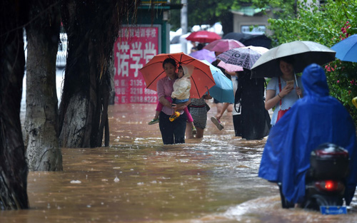 8月18日，市民在?？谑旋埨ツ下飞嫠靶?。