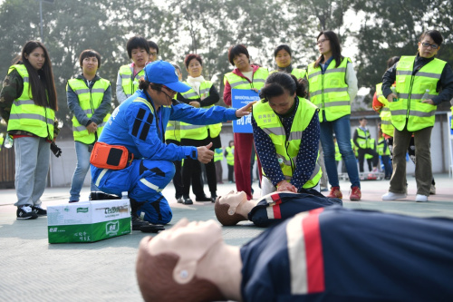 10月13日，什剎海街道前海北沿社區的一名參賽者在“CPR（心肺復蘇）”項目中進行胸外按壓。