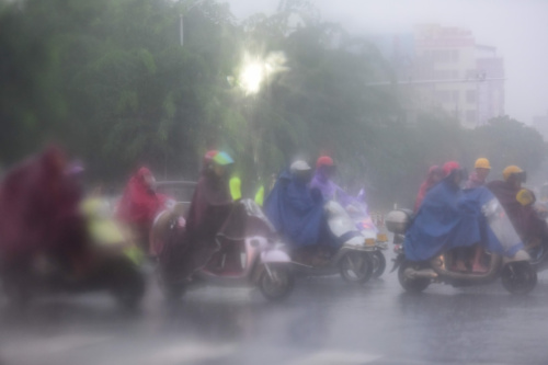 10月13日，海南瓊海市民在雨中出行。