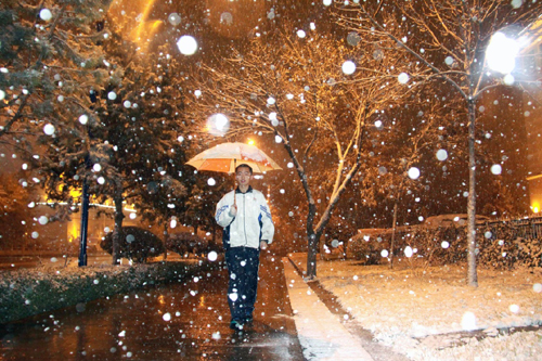 10月19日夜間，受冷空氣影響，新疆阿勒泰市迎來今秋首次大范圍降雪。