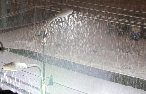 10月19日夜間，受冷空氣影響，新疆阿勒泰市迎來今秋首次大范圍降雪。