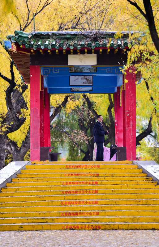 10月27日，市民在呼和浩特市滿都海公園晨練。