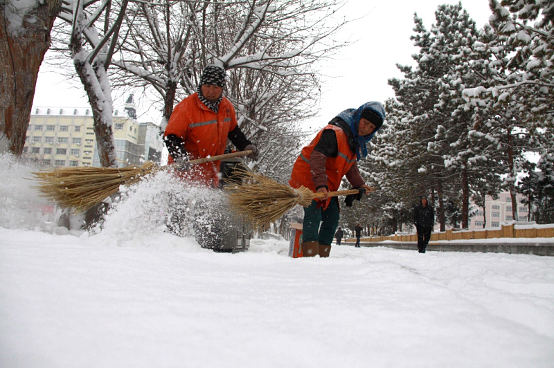 11月10日，在新疆阿勒泰，環衛工人在清理街道積雪。