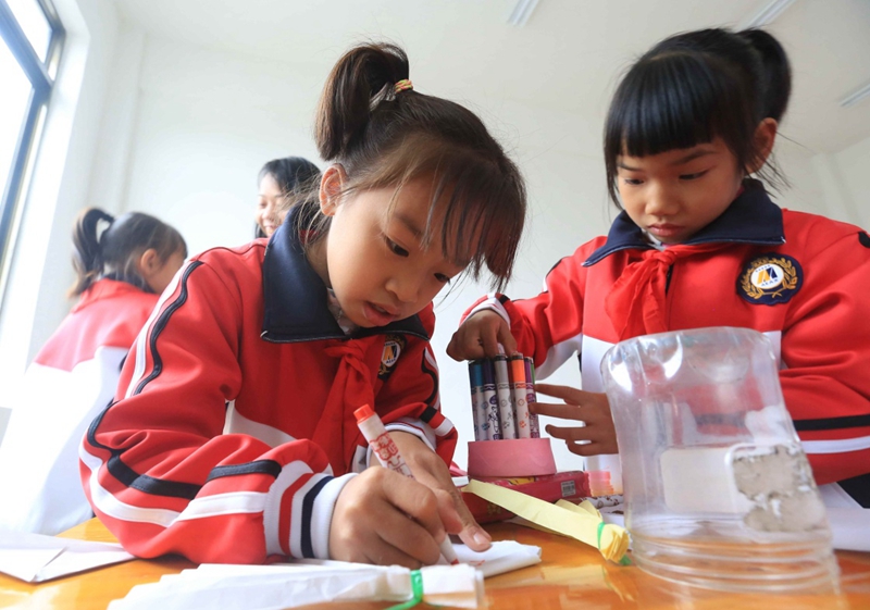 廣西融安縣浮石鎮六寮小學100多名師生搬進新校園。今年4月21日，六寮小學后山山體發生突發性巖崩地質災害，造成學校教學樓受損嚴重，無法使用，融安縣決定選新址建造一所全新的六寮小學。