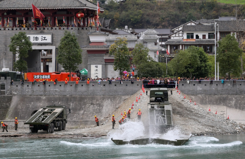 11月22日，由交通運輸部、四川省交通運輸廳、武警交通指揮部聯合主辦的2016年度全國公路交通軍地聯合應急演練在四川省綿陽市平武縣南壩鎮舉行。