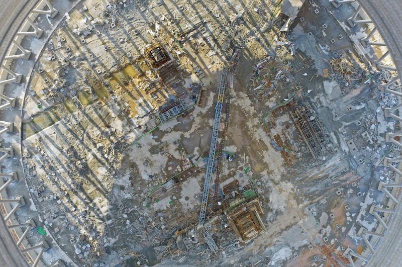 江西豐城發電廠“11·24”事故現場（11月27日攝）。11月27日下午，發生“11·24”事故的豐城發電廠冷卻塔施工方、河北億能煙塔工程有限公司，就事故遇難者賠償方案的制定和賠付標準做出公開解釋。27日下午，已有遇難者家屬簽訂賠償協議。江西豐城發電廠“11·24”事故救援指揮部介紹，截至27日上午11時，已有73戶500余名遇難者家屬趕到豐城、樟樹、高安。目前，公安部門已經完成34名遇難者與其家屬的DNA比對工作。新華社記者 萬象 攝