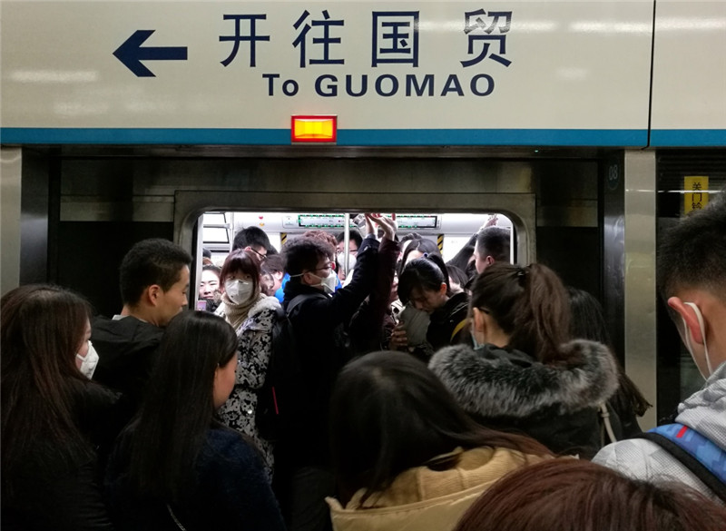北京地鐵10號線人潮擁擠