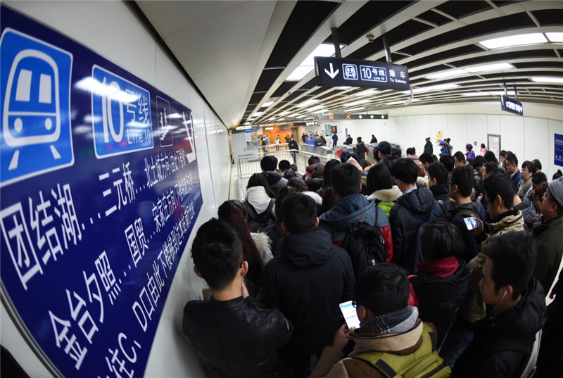 在北京地鐵10號線呼家樓站，乘客擠滿了換乘通道