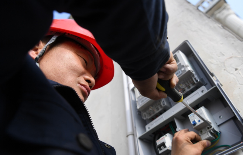 12月14日，舒城縣桃溪供電所配電檢修班工人在孔圩村作業。