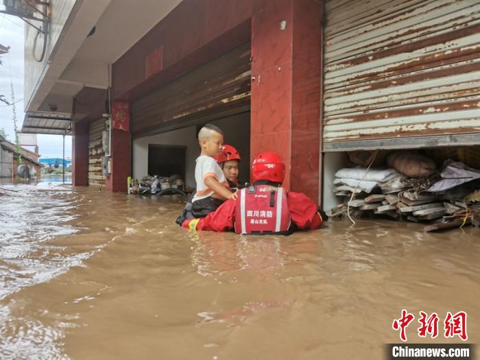 眉山消防增援力量正在洪水中轉移被困群眾?！≡瑓?攝